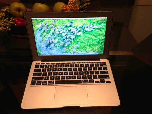 11 inch Macbook Air Like New photo
