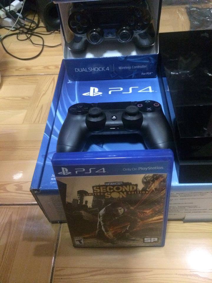 PS4 500 GB Complete with 2 Controllers at 1 Game photo